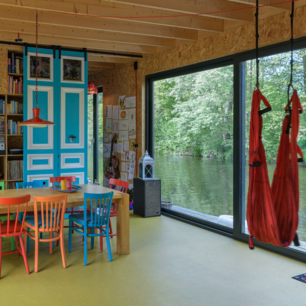 2023-Woonboot-630x630-interieur-toegang-naar-slaapkamer